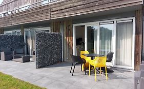 AMELAND-Appartement HELIOS, eigen KEUKEN, Zonnig TERRAS, Verwarmd ZWEMBAD, nabij DORP, DUINEN en STRAND